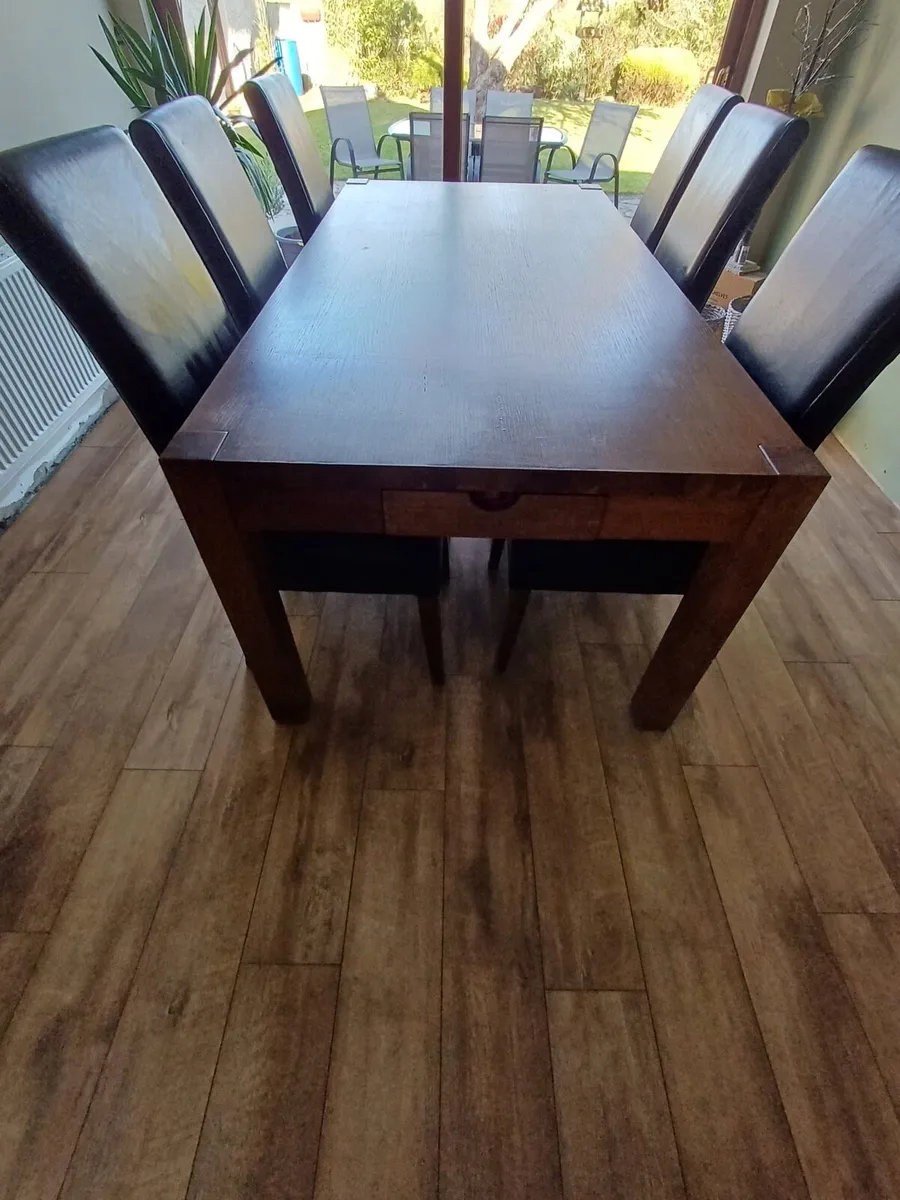 Table and chairs - Image 1