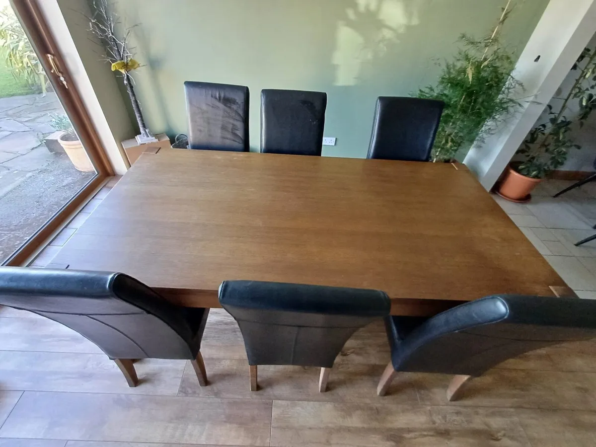 Table and chairs - Image 2