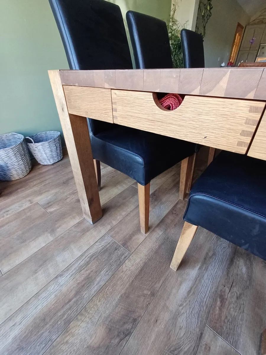 Table and chairs - Image 3