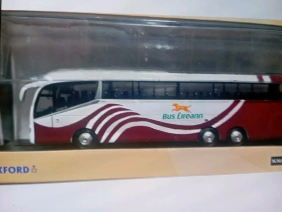 OXFORD IRIZAR 16 MAROON / WHITE BUS EIREANN  MODLE