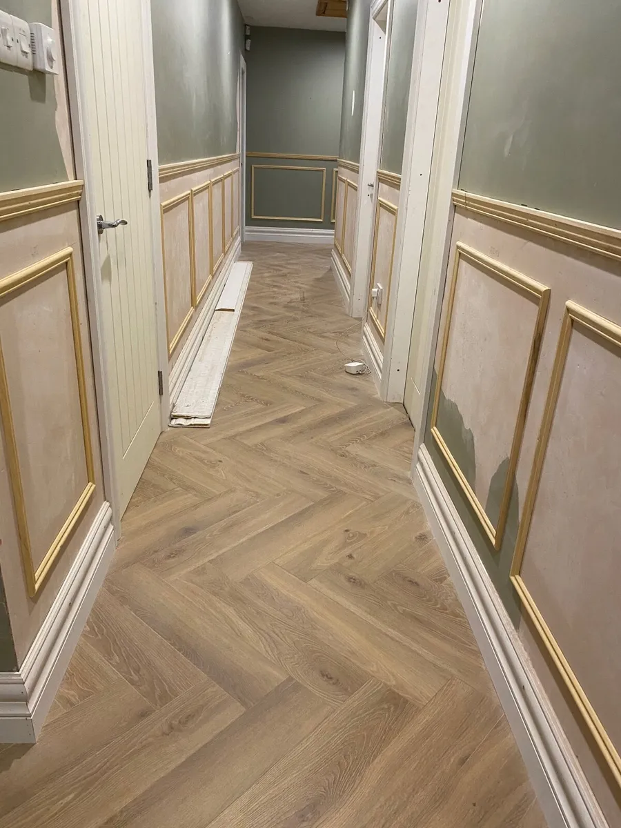 Glue down floor fitter - Image 1