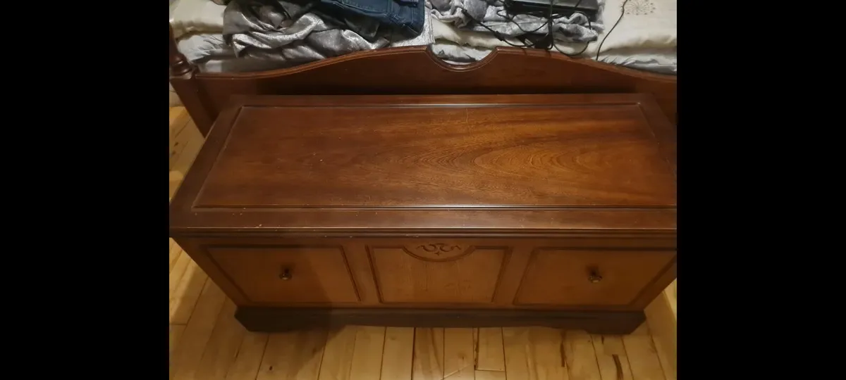 Bedroom suite - Image 4