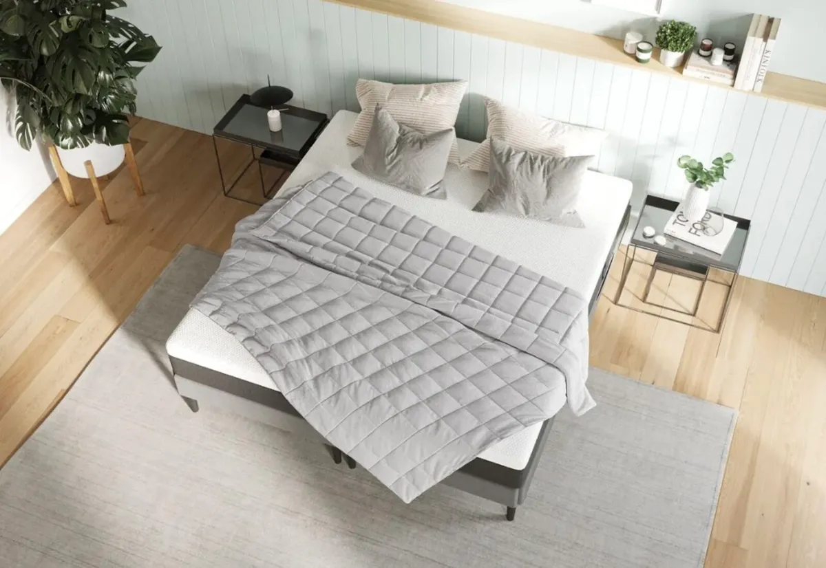 NEW Emma Hug Weighted Blanket - Image 3