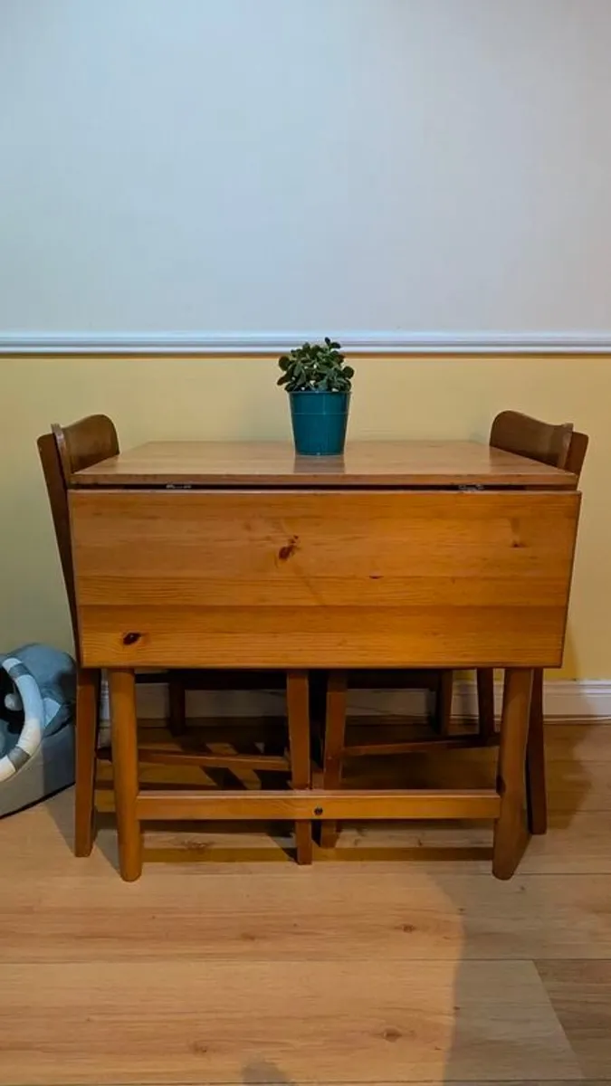 dropleaf dining table and chairs - Image 1