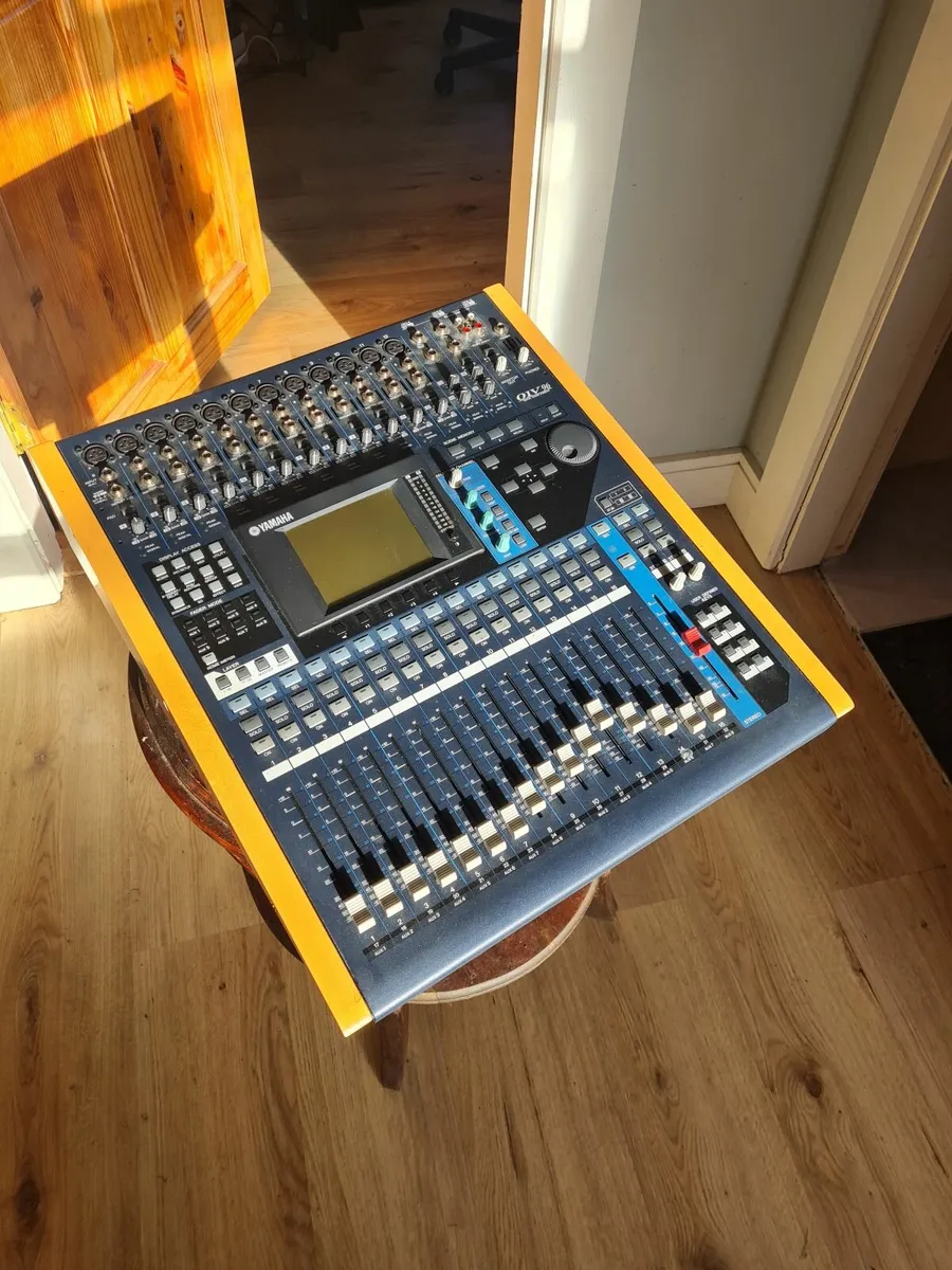 Yamaha studio desk - Image 1