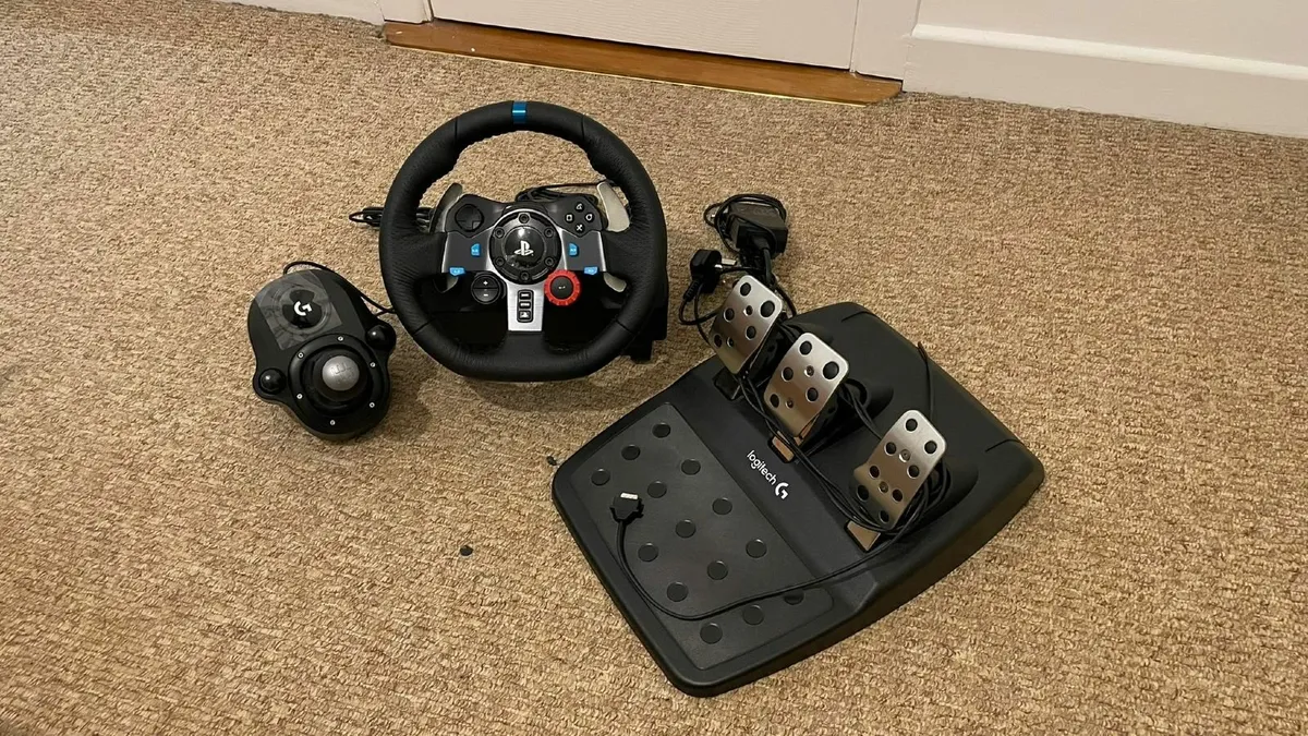 logitech g29 (wheel + pedal + shifter) PC/Playstat - Image 1
