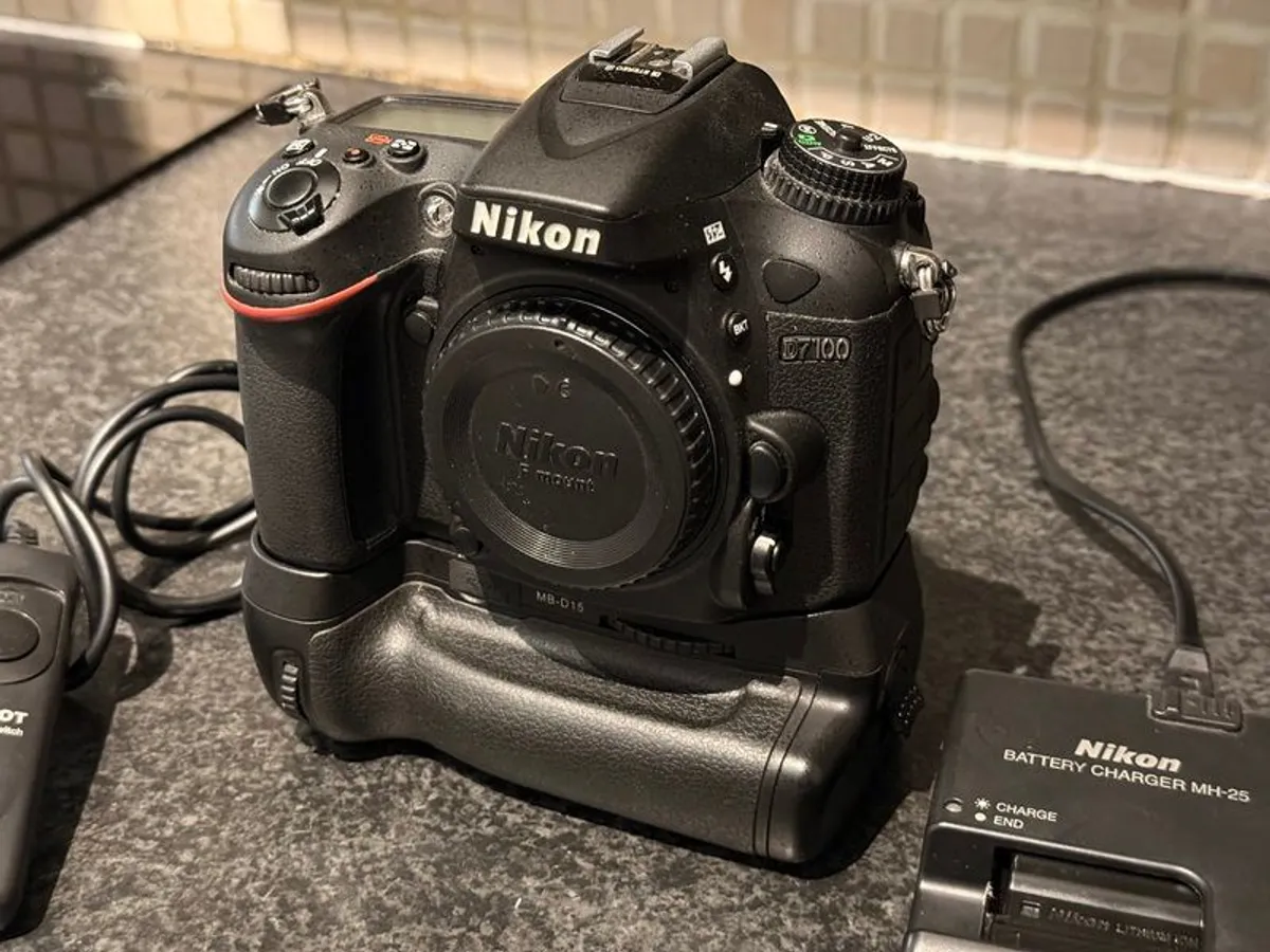 Nikon D7100 DSLR + Charger + 2 Batteries  (Read description) - Image 2