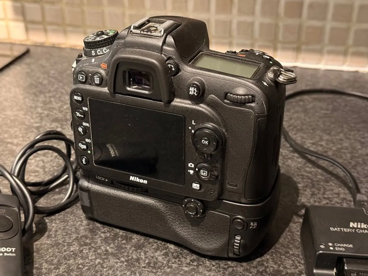 Nikon D7100 DSLR + Charger + 2 Batteries  (Read description) - Image 3