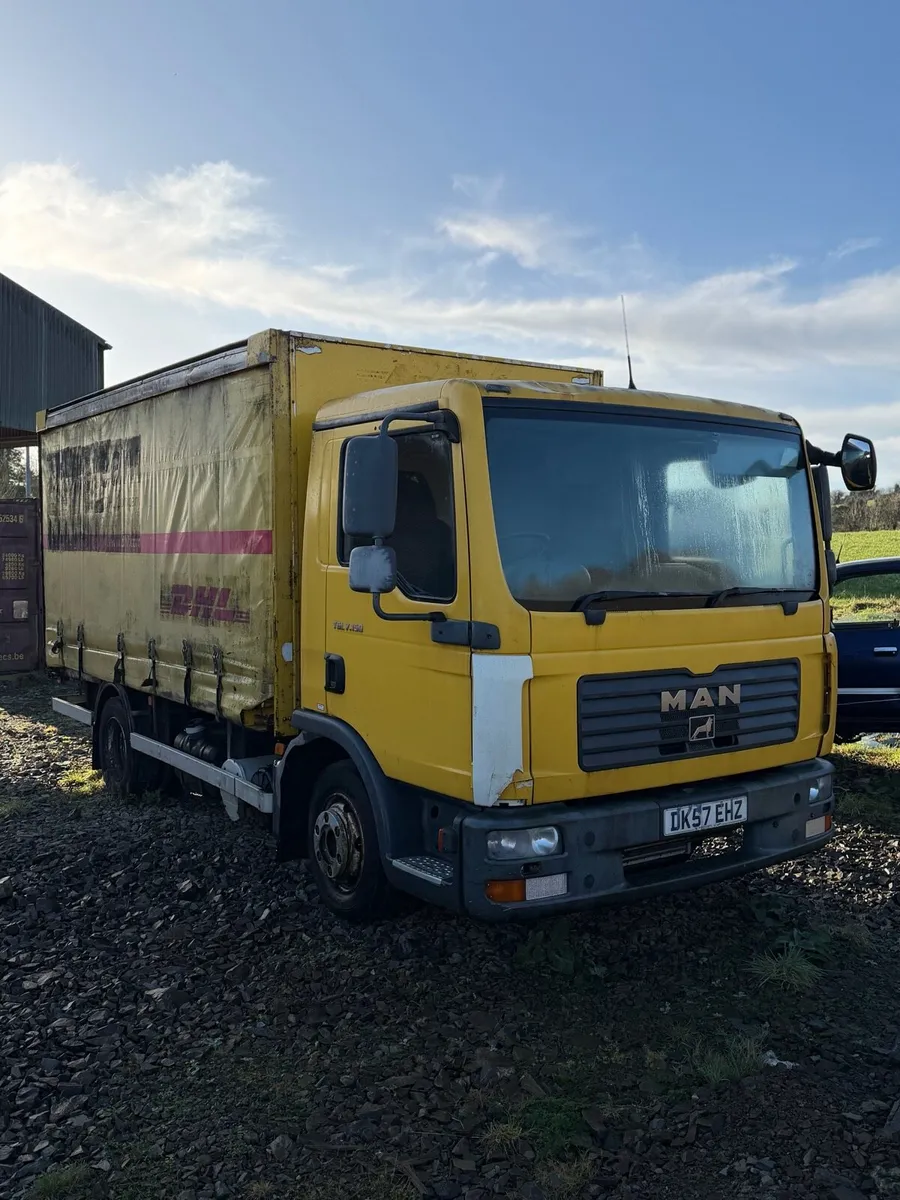 Man Curtainsider - Image 1