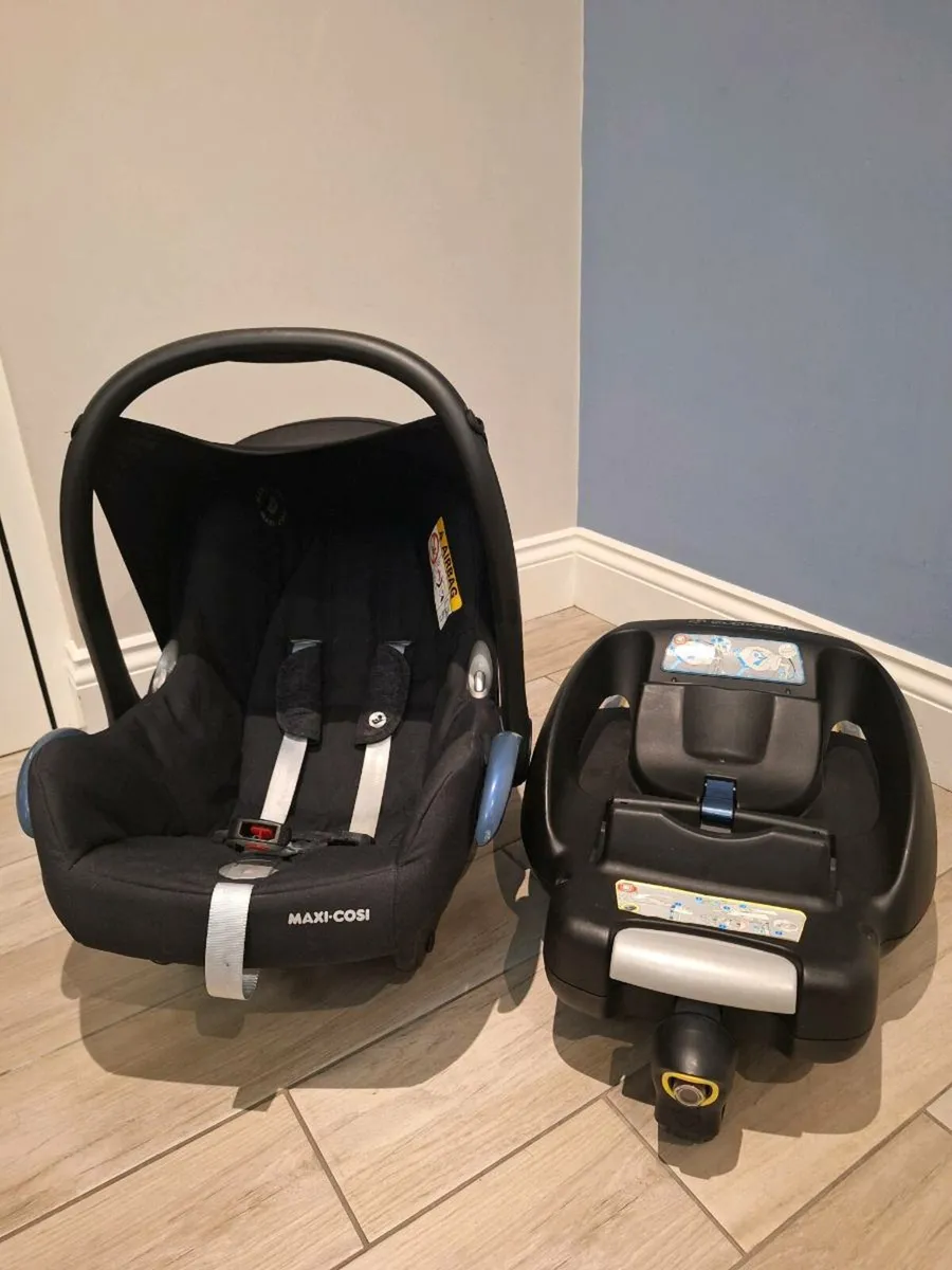 Maxi Cosi car seat & isofix base - Image 1