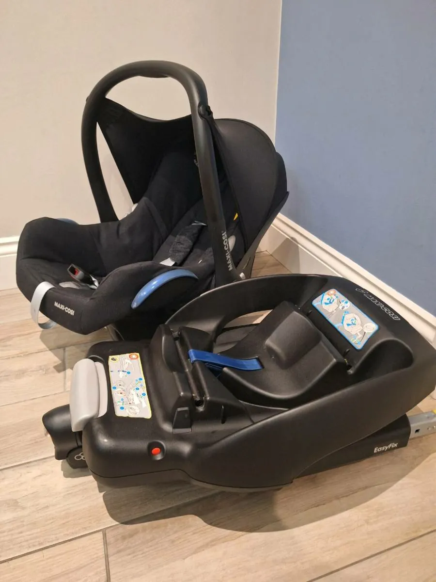Maxi Cosi car seat & isofix base - Image 2