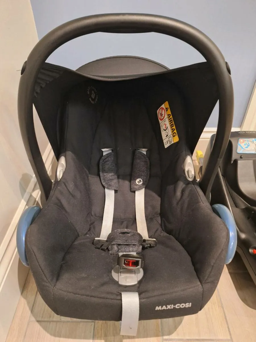 Maxi Cosi car seat & isofix base - Image 3