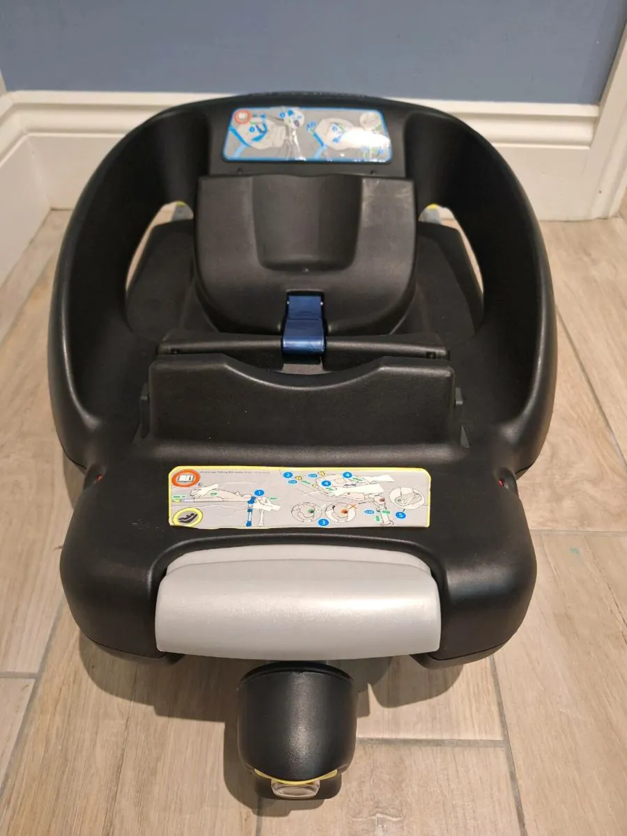 Maxi Cosi car seat & isofix base - Image 4