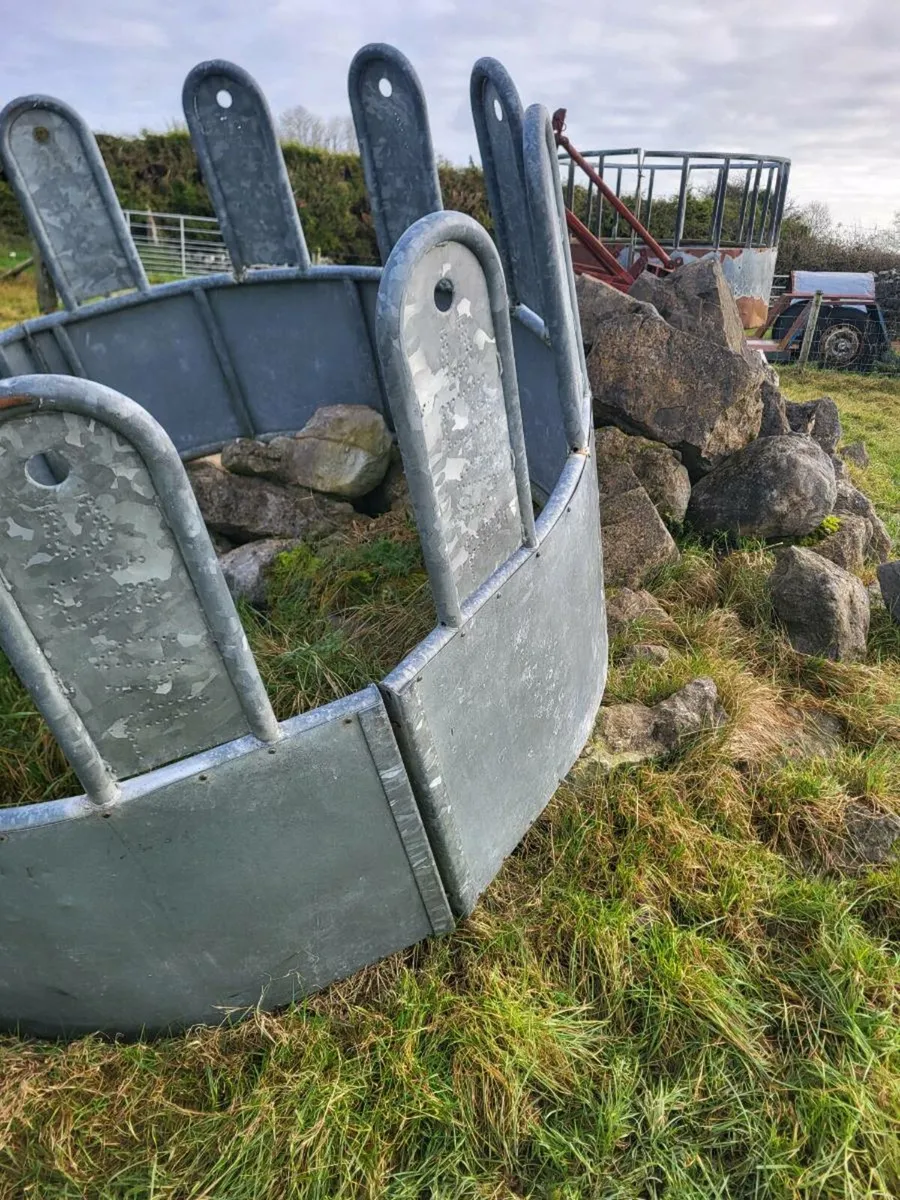 Galvanised tombstone ring feeder - Image 1