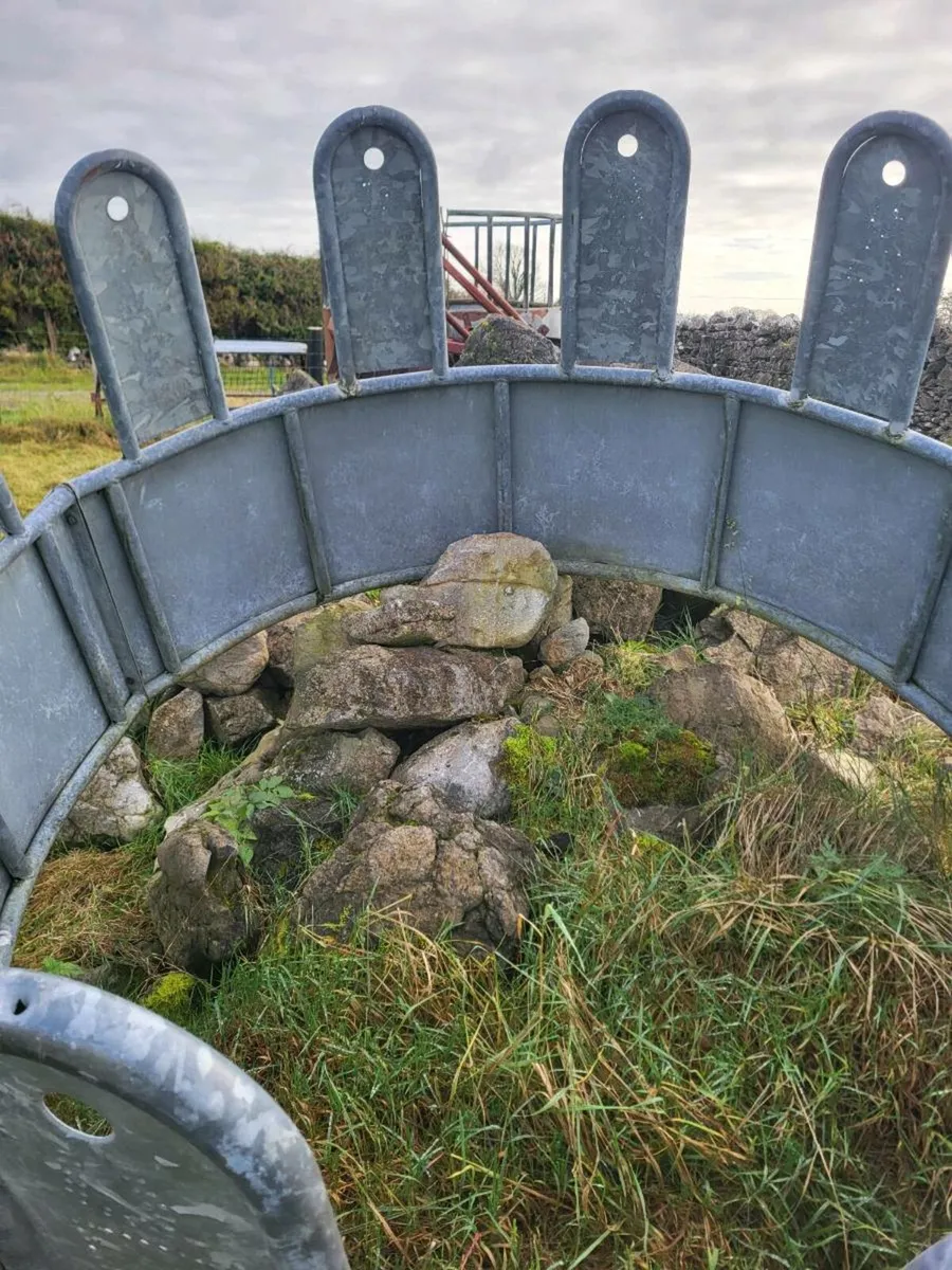 Galvanised tombstone ring feeder - Image 2