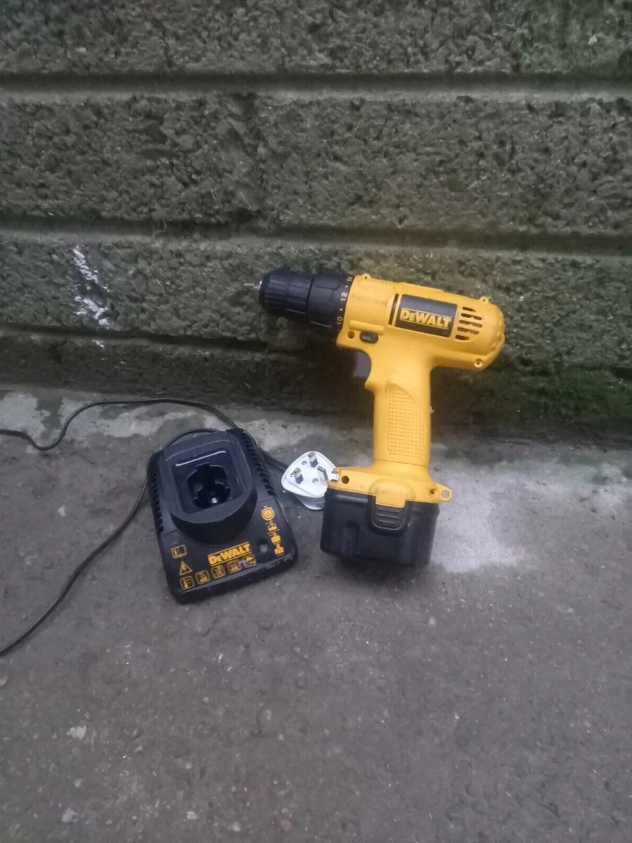 DeWalt Cordless Drill Set - Image 2