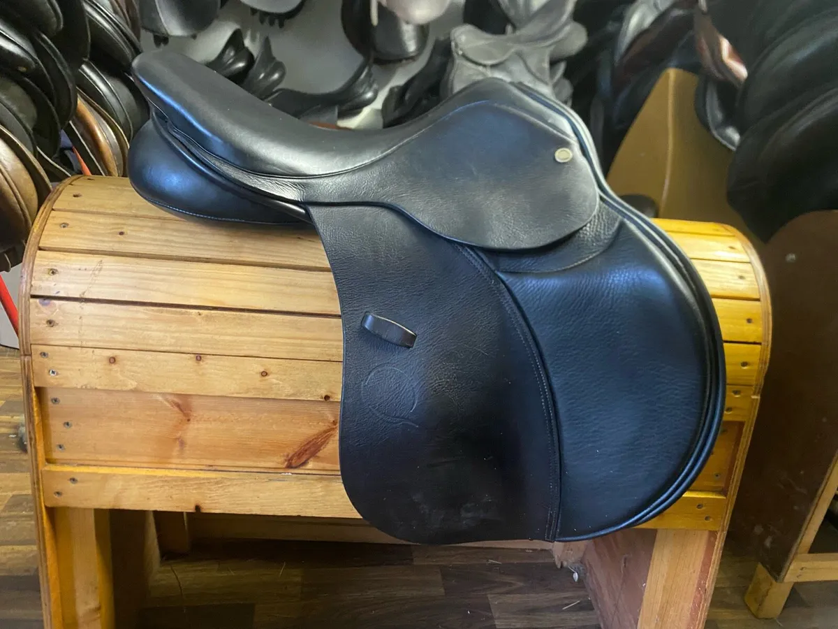 17.5 Quatro black leather jump saddle - Image 1
