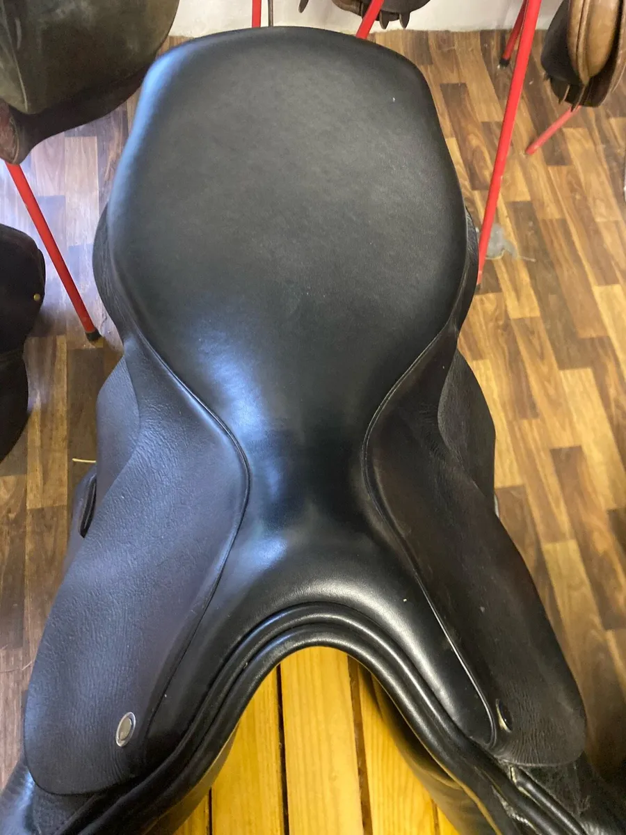 17.5 Quatro black leather jump saddle - Image 3