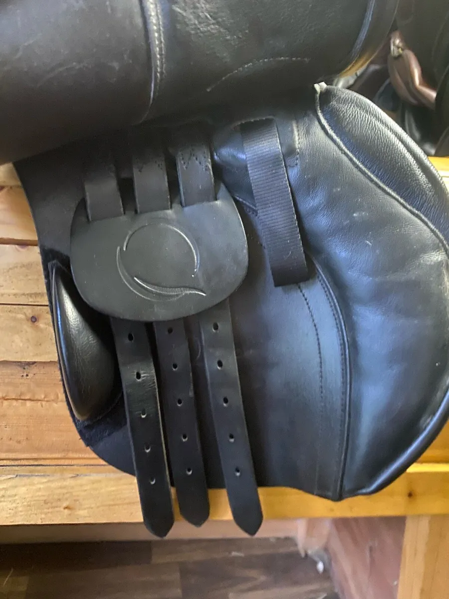 17.5 Quatro black leather jump saddle - Image 4