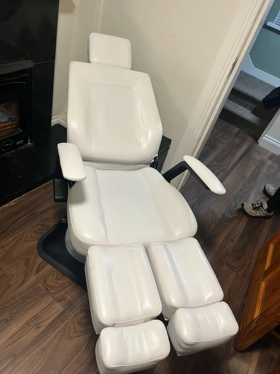 Hydraulic treatment chair / bed - Image 2