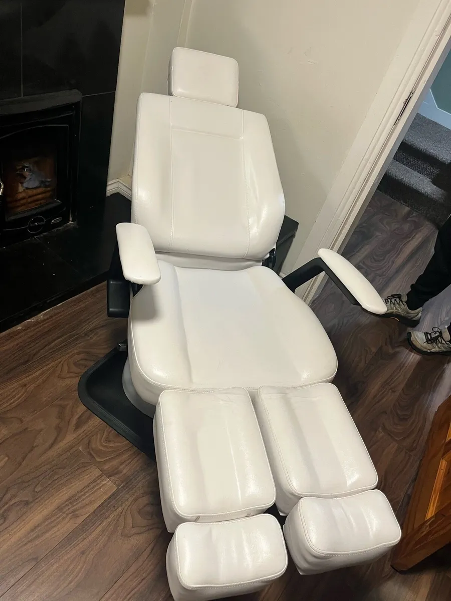 Hydraulic treatment chair / bed - Image 3