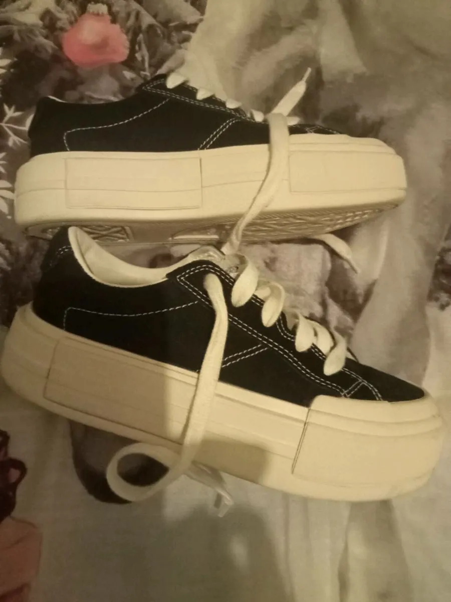 Ladies black platform converse size 5 - Image 3