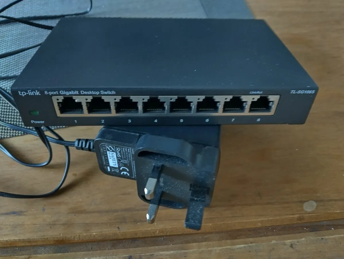 2 x TP-Link Desktop Switches - Image 4