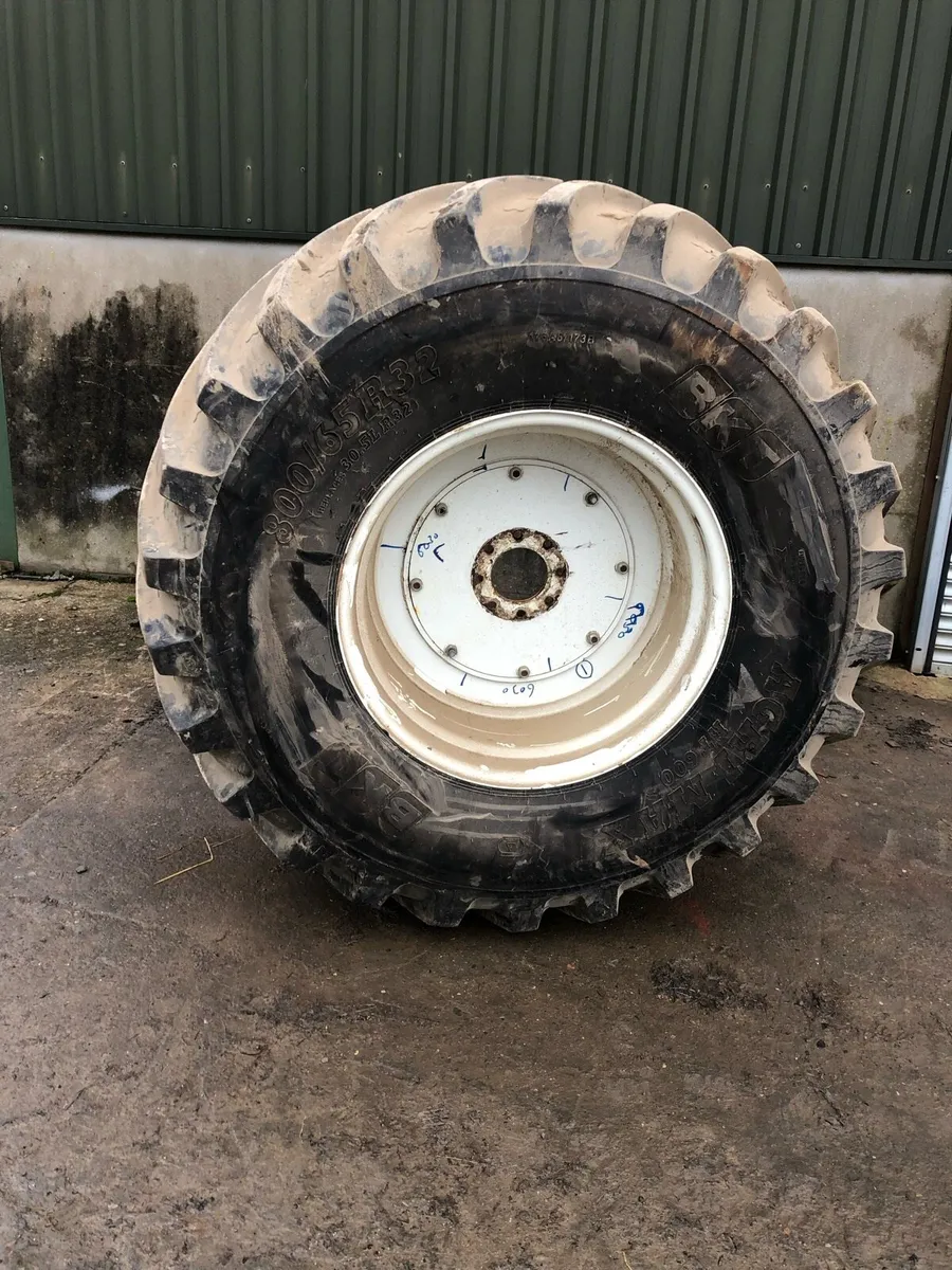 800/65/32  flotation wheels - Image 1