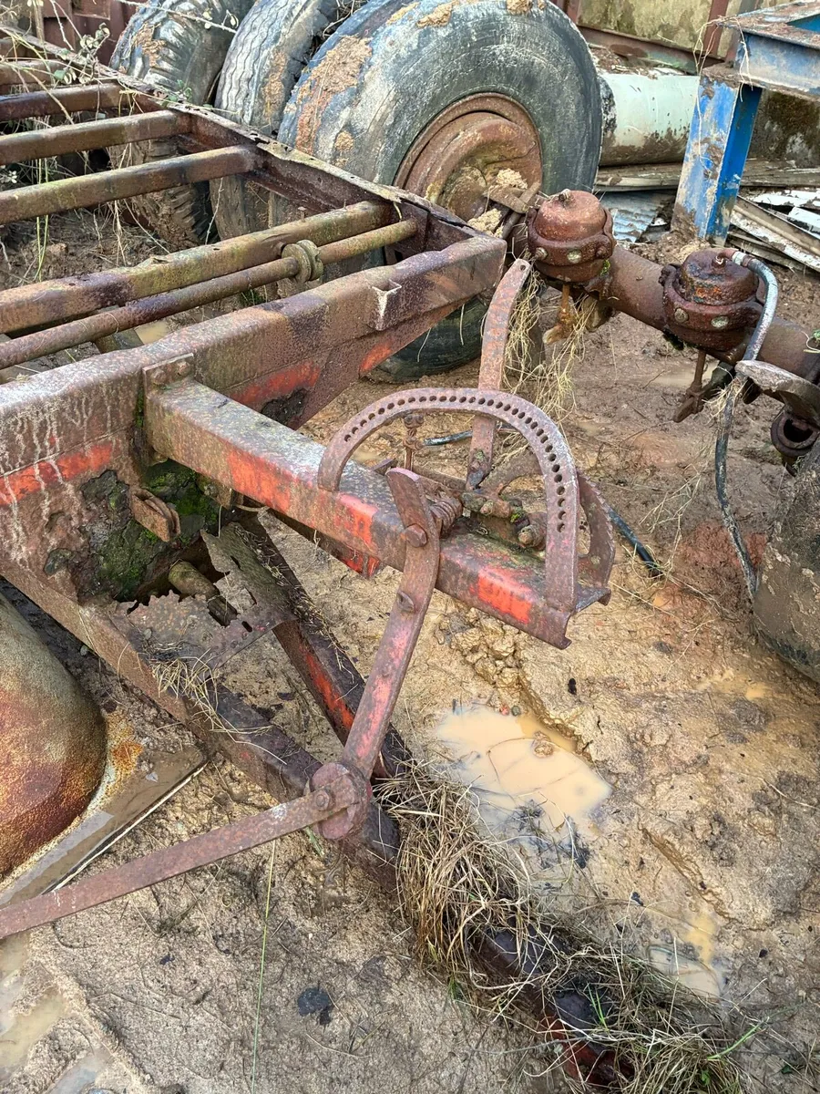 Trailer axels and wheels - Image 3