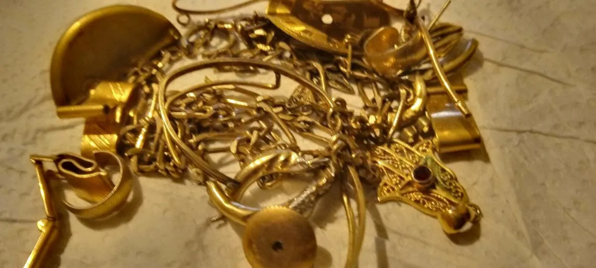 Scrap gold over 150g in weight no small lots - Image 1