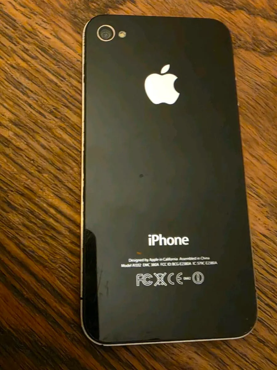 APPLE IPHONE, 41/2"Long Nearly New With Flash ! - Image 1