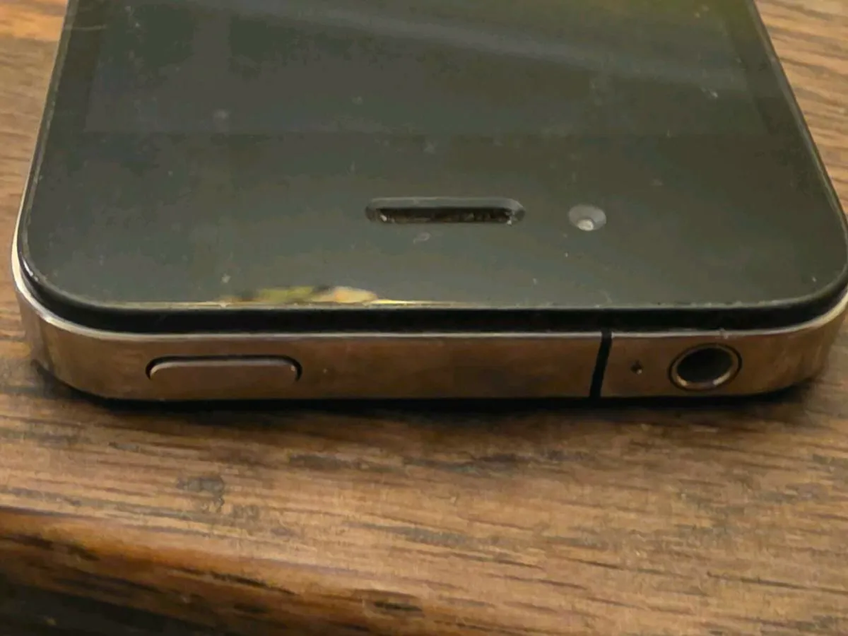 APPLE IPHONE, 41/2"Long Nearly New With Flash ! - Image 2