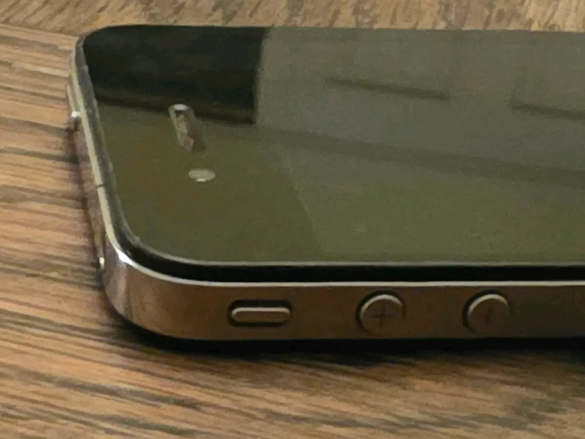 APPLE IPHONE, 41/2"Long Nearly New With Flash ! - Image 4