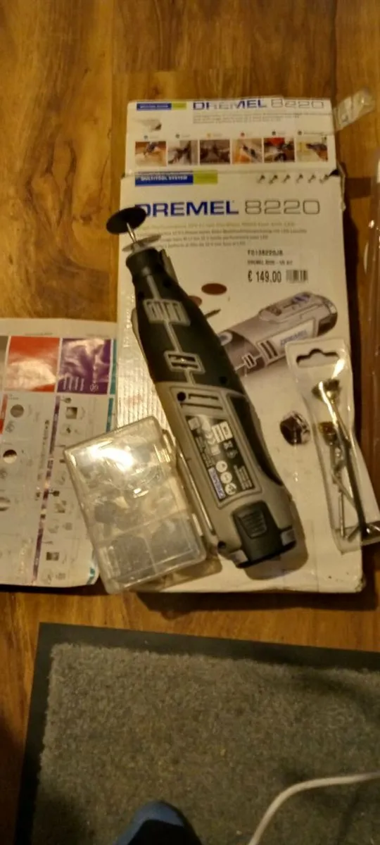 Dremel 8220 rotary hobbyist set complete with acce - Image 1