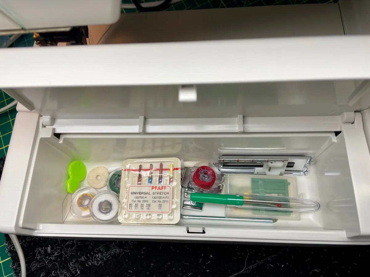 PFAFF Stretch & Jeans 6091 Sewing Machine (IDT) - Image 4