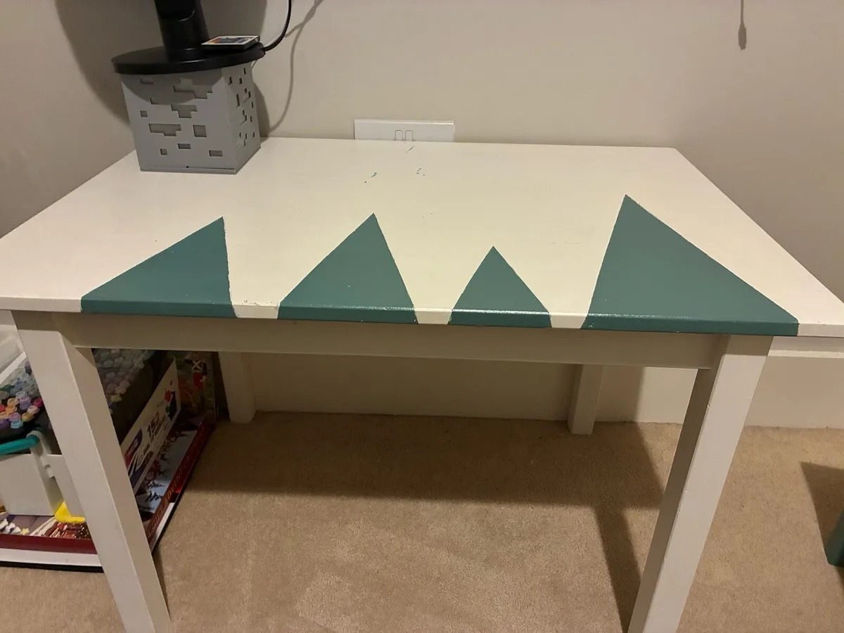 Children’s table and chairs - Image 1