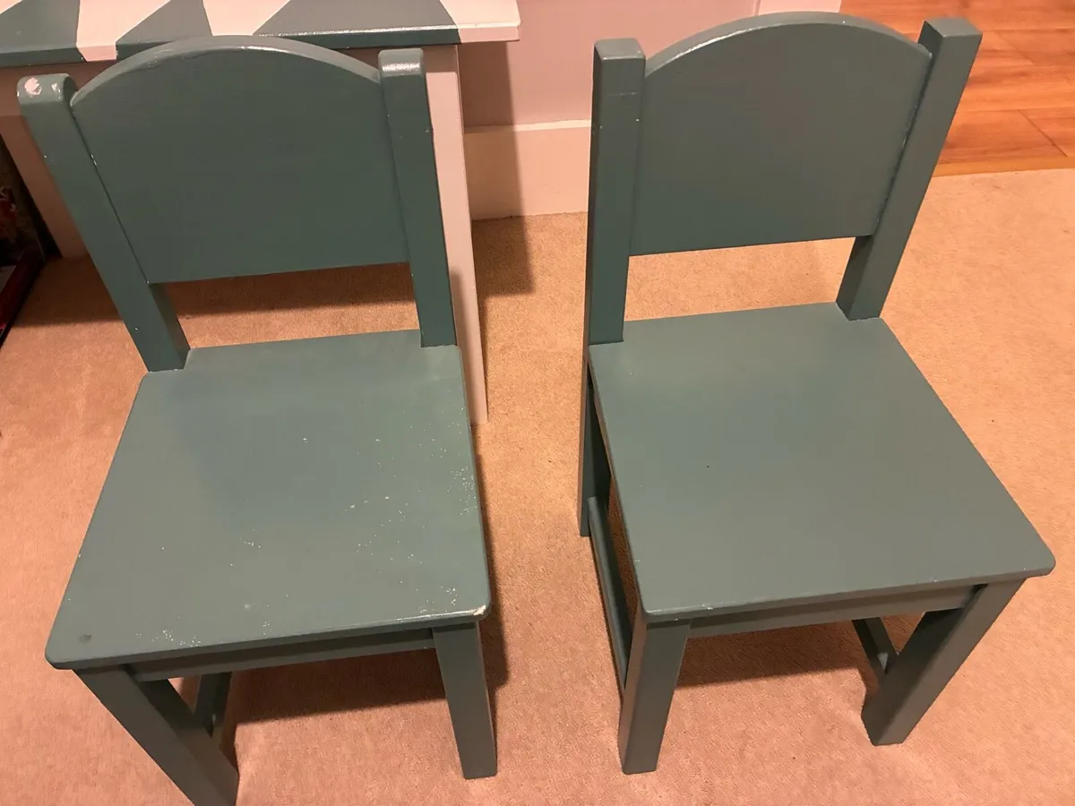 Children’s table and chairs - Image 2