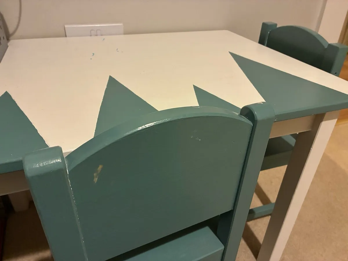 Children’s table and chairs - Image 3