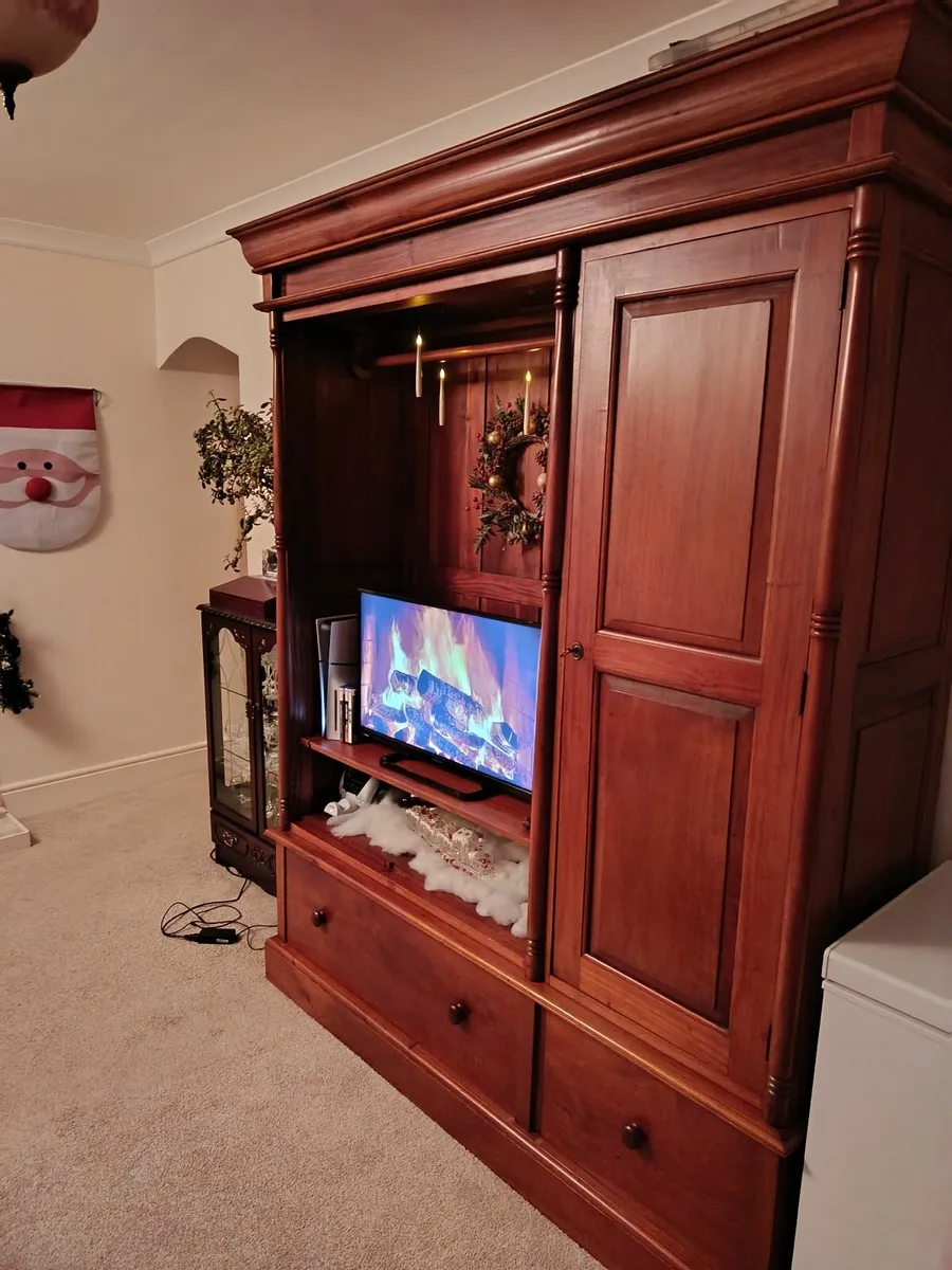 Wardrobe / Media Unit - Image 1