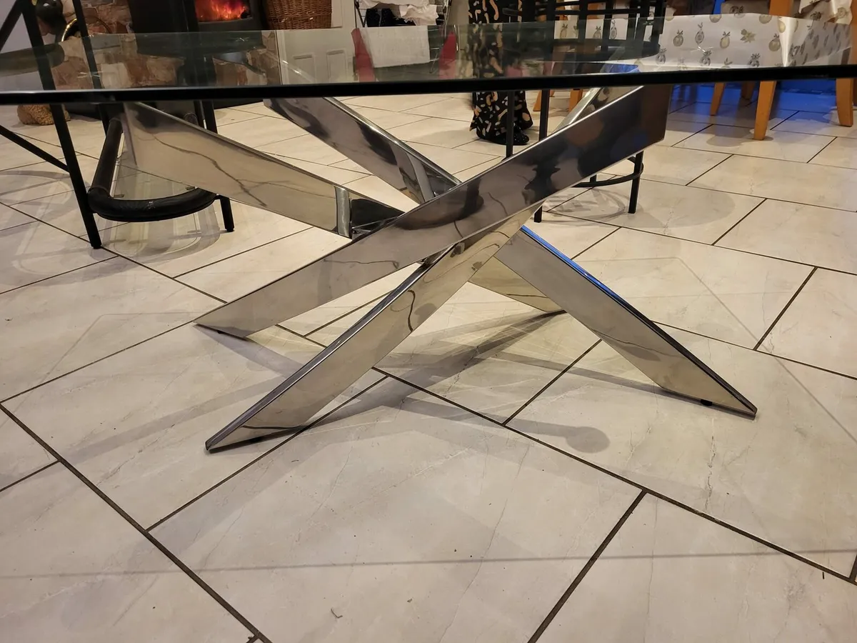 Large glass coffee table with chrome legs - Image 2