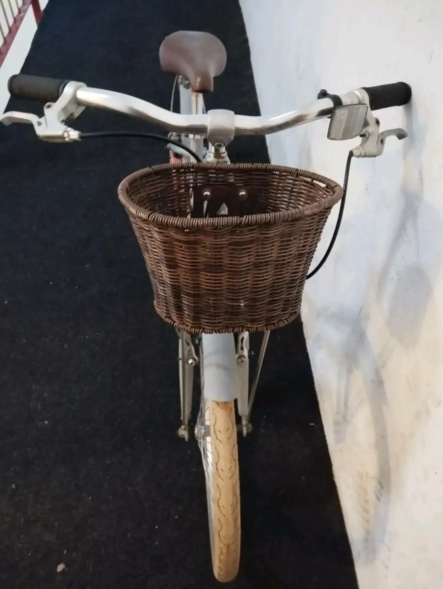 Girls 20inch bike - Image 3