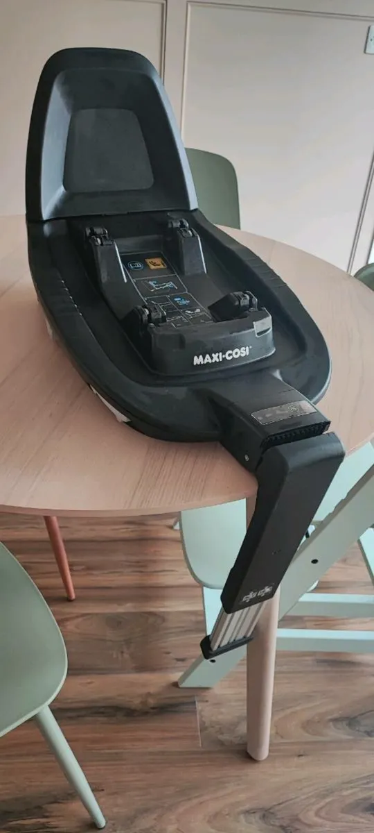 Maxi-Cosi FamilyFix3 Isofix Base 0-18kg - Image 1
