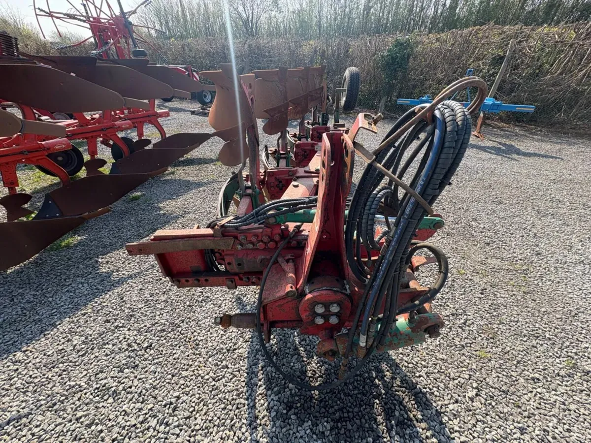 KVERNELAND 4 FURROW PLOUGH - Image 2