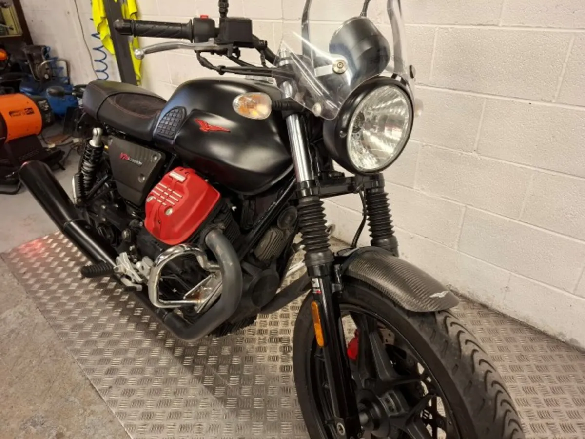 Moto Guzzi V7 III Carbon Dark 2020 - Image 2