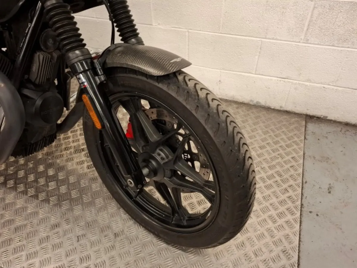 Moto Guzzi V7 III Carbon Dark 2020 - Image 3