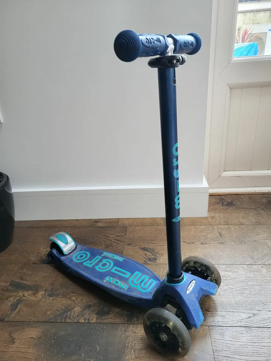 Maxi Micro LED Scooter - Image 1