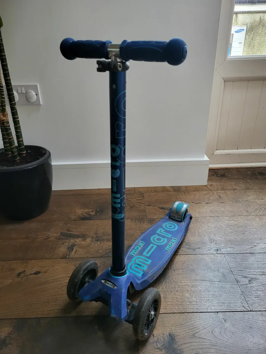 Maxi Micro LED Scooter - Image 2