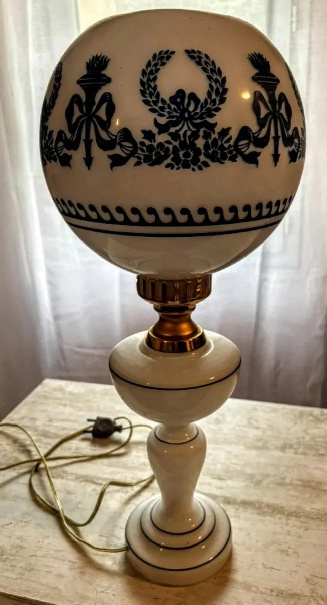 Beautiful vintage glass lamp - Image 1