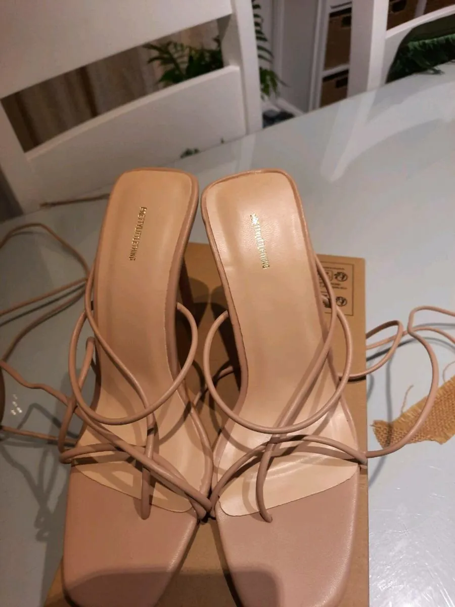 Beige sandals - Image 4