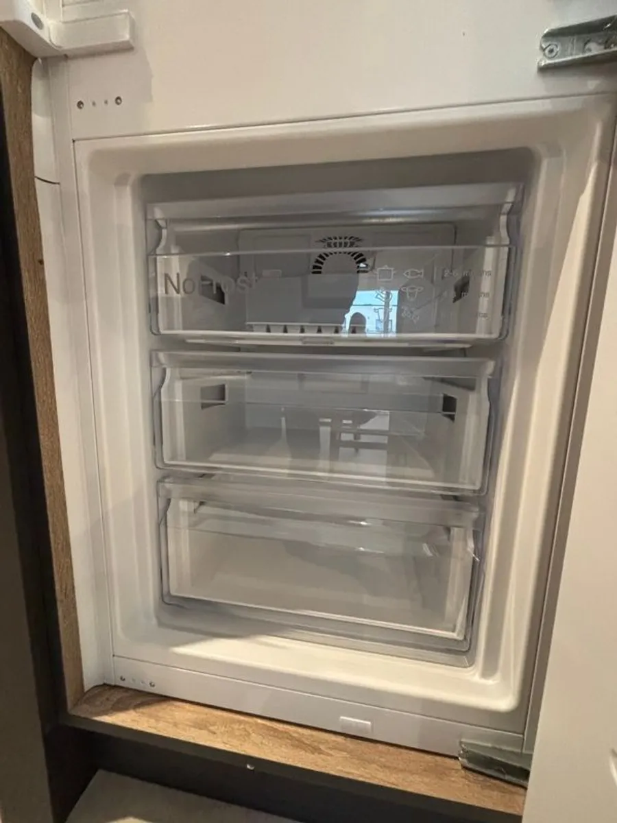 BOSCH integrated fridge freezer - Image 2